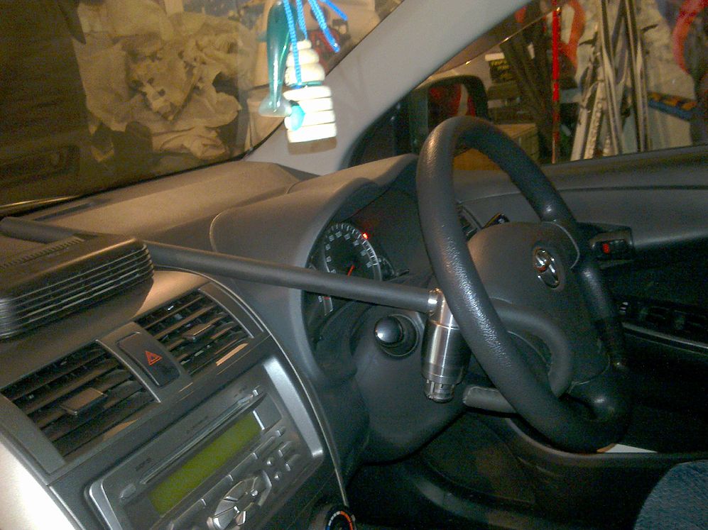 Блокиратор руля Питон установленный на автомобиле Toyota Corolla Fielder 2006-2012