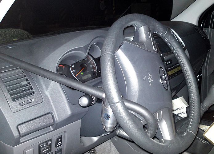 Блокиратор руля Питон установленный на автомобиле Toyota Hilux 2011-2015
