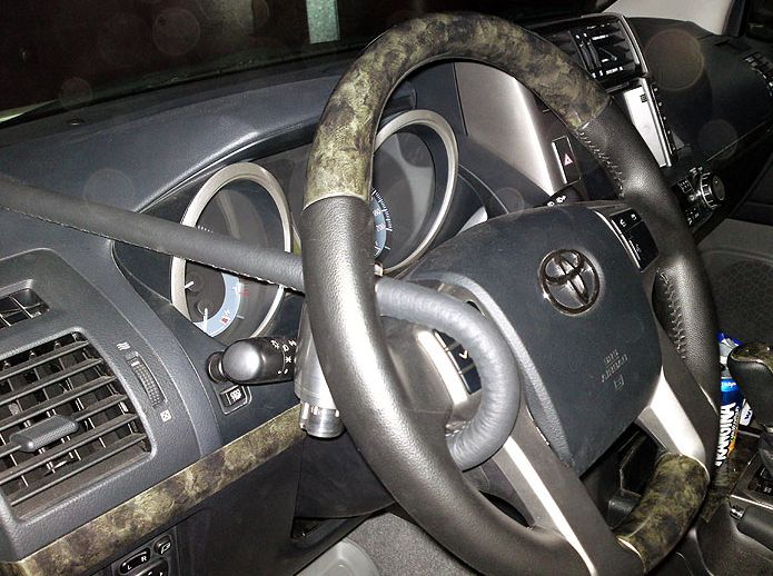 Блокиратор руля Питон установленный на автомобиле Toyota Land Cruiser Prado 150 2009-