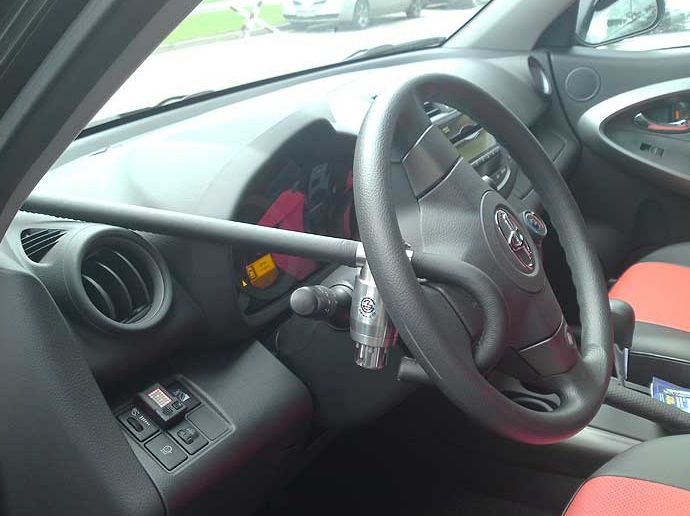 Блокиратор руля Питон установленный на автомобиле Toyota Rav4 2005-2013
