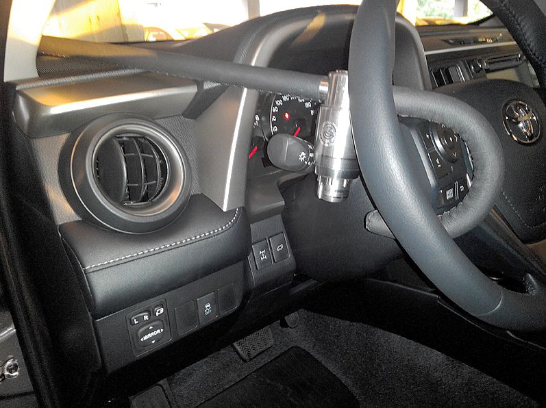 Блокиратор руля Питон установленный на автомобиле Toyota Rav4 2013-