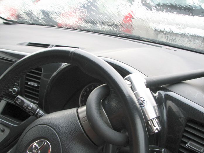 Блокиратор руля Питон установленный на автомобиле Toyota Wish