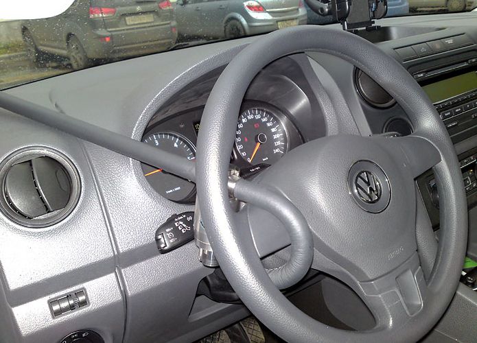 Блокиратор руля Питон установленный на автомобиле Volkswagen Amarok MKPP 2010-2016