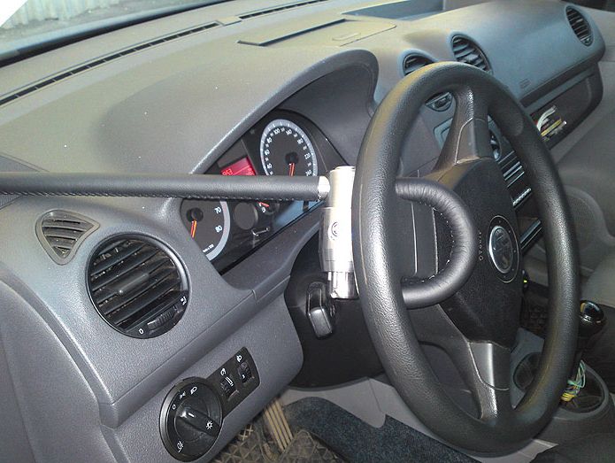 Блокиратор руля Питон установленный на автомобиле Volkswagen Caddy