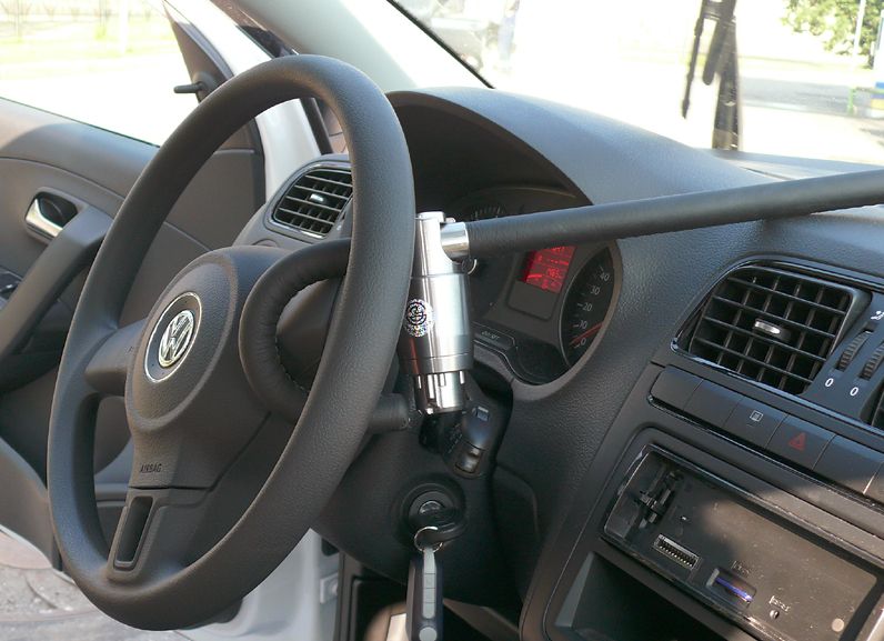 Блокиратор руля Питон установленный на автомобиле Volkswagen Polo Sedan