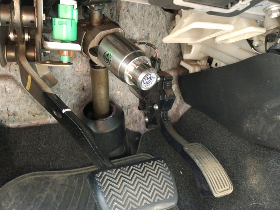 Блокиратор рулевого вала Перехват-Универсал установленный на рулевом валу Toyota Rav4.