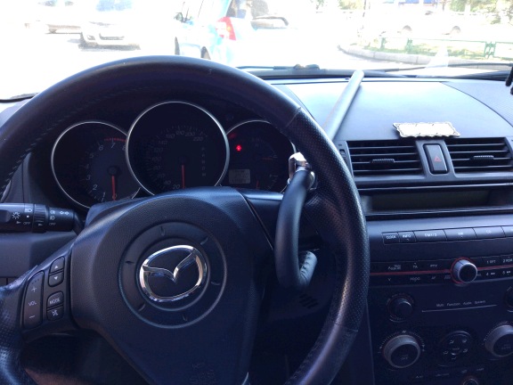 Блокиратор руля Питон установленный на автомобиле Mazda 3.