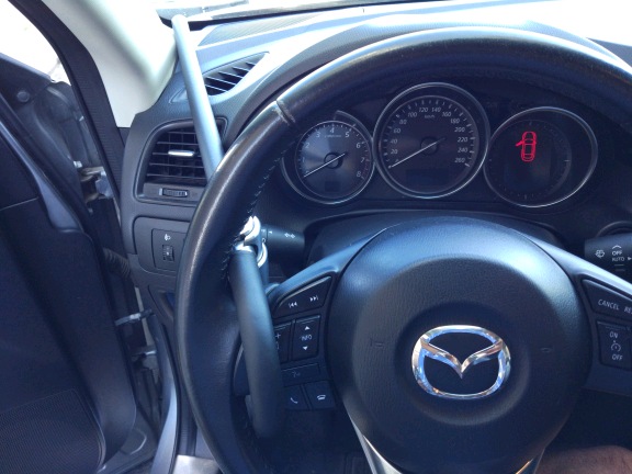 Блокиратор руля Питон установленный на автомобиле Mazda CX-5.