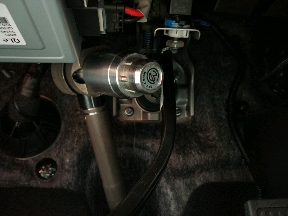 Блокиратор рулевого вала Перехват-Универсал установленный на рулевом валу Kia Sportage 4.