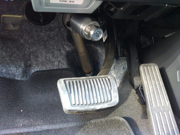Блокиратор рулевого вала Перехват-Универсал установленный на рулевом валу Hyundai Creta 2016.