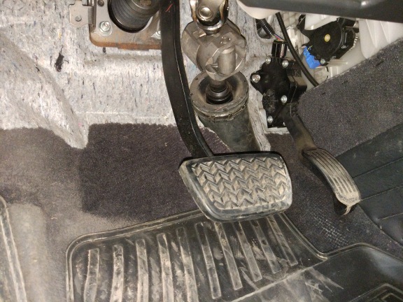 Муфта блокиратора рулевого вала Перехват-Универсал установленная на рулевом валу Toyota Camry XV40.