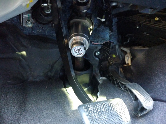 Блокиратор рулевого вала Перехват-Универсал установленный на рулевом валу Toyota Corolla 2013.