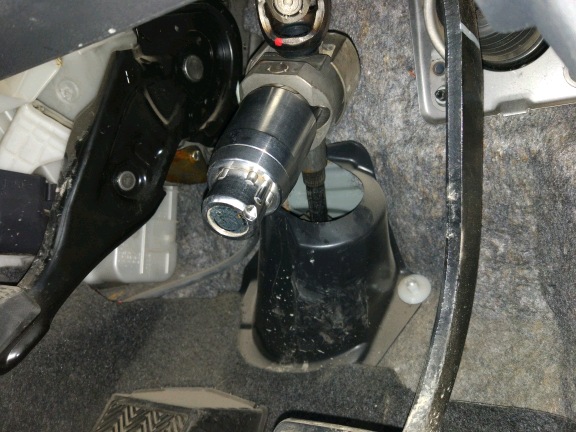 Блокиратор рулевого вала Перехват-Универсал установленный на рулевом валу Toyota Wish.