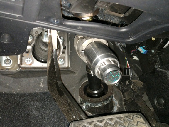Блокиратор рулевого вала Перехват-Универсал установленный на рулевом валу Toyota Highlander XU40.