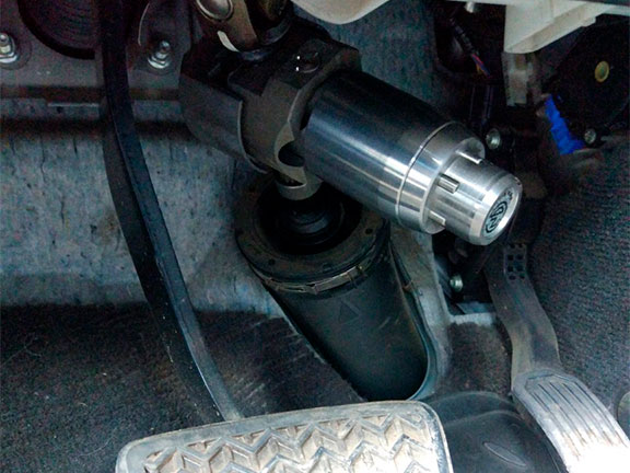 Блокиратор рулевого вала Перехват-Универсал установленный на рулевом валу Toyota Camry XV40.