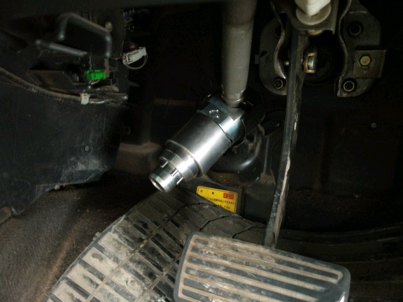 Блокиратор рулевого вала Перехват-Универсал установленный на рулевом валу Honda Accord 7 поколения.