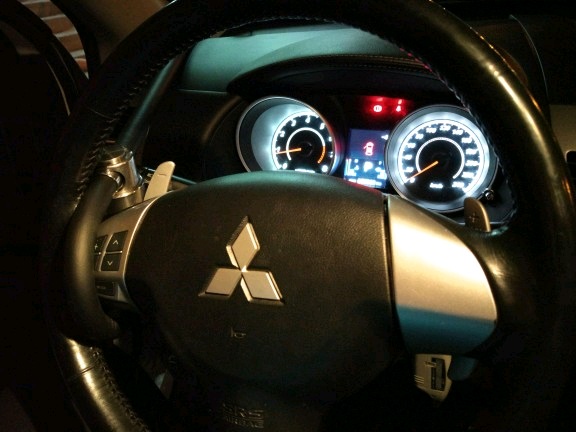Блокиратор руля Питон установленный на автомобиле Mitsubishi Outlander XL.