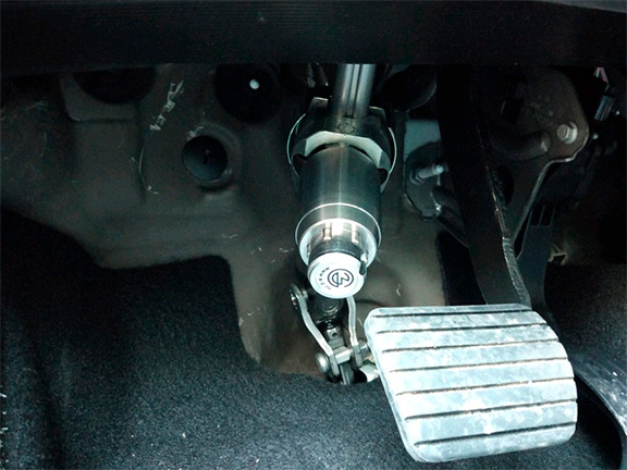 Блокиратор рулевого вала Перехват-Универсал установленный на рулевом валу Renault Duster рестайлинг.