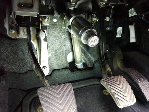 Блокиратор рулевого вала Перехват-Универсал установленный на рулевом валу Hyundai Solaris 2014.