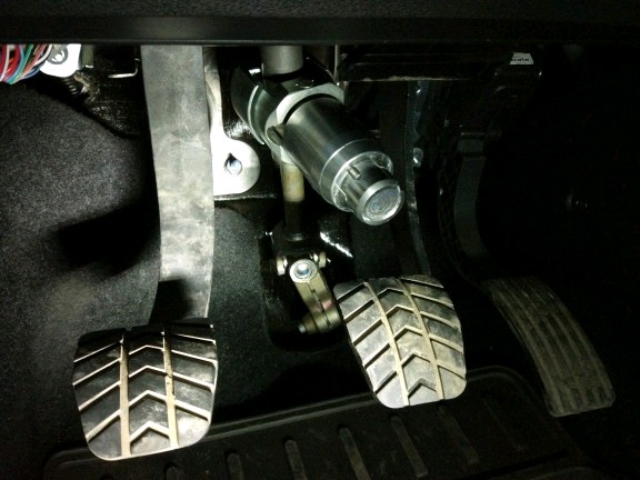 Блокиратор рулевого вала Перехват-Универсал установленный на рулевом валу Lada Vesta.