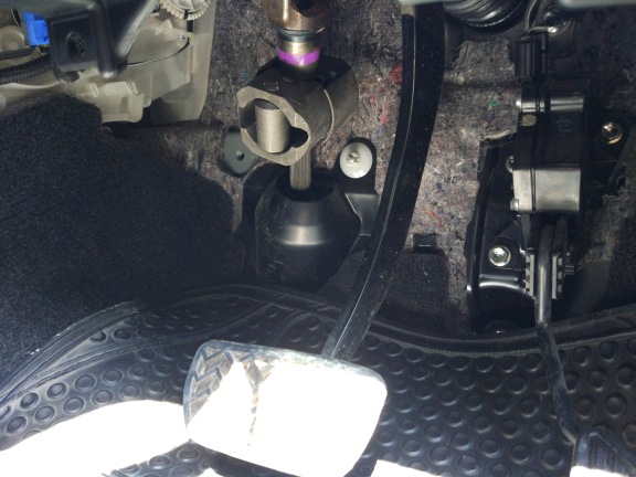 Муфта блокиратора рулевого вала Перехват-Универсал установленная на рулевом валу Toyota Fielder.