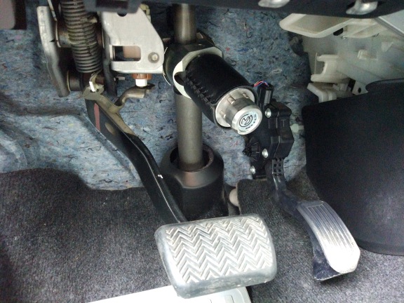 Блокиратор рулевого вала Перехват-Универсал установленный на рулевом валу Toyota RAV4 XA40.
