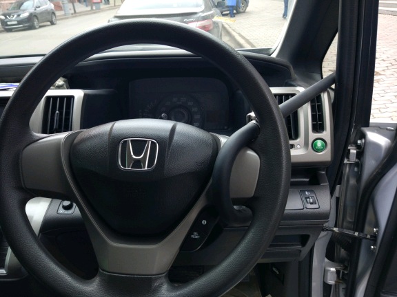 Блокиратор руля Питон установленный на автомобиле Honda Stepwgn.