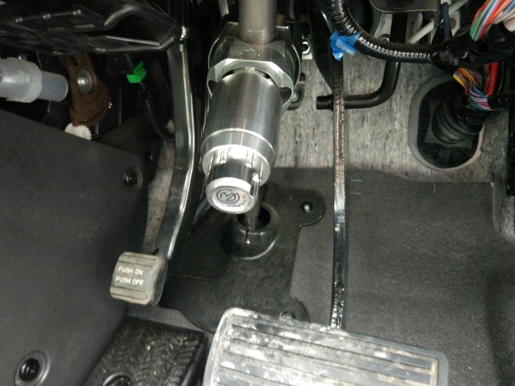 Блокиратор рулевого вала Перехват-Универсал установленный на рулевом валу Honda Stepwgn.