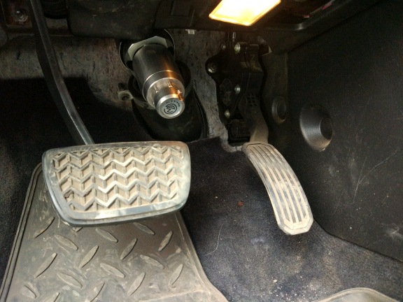 Блокиратор рулевого вала Перехват-Универсал установленный на рулевом валу Lexus RX350.