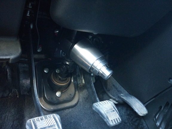 Блокиратор рулевого вала Перехват-Универсал с Защитной Короной установленный на рулевом валу Chevrolet Niva.