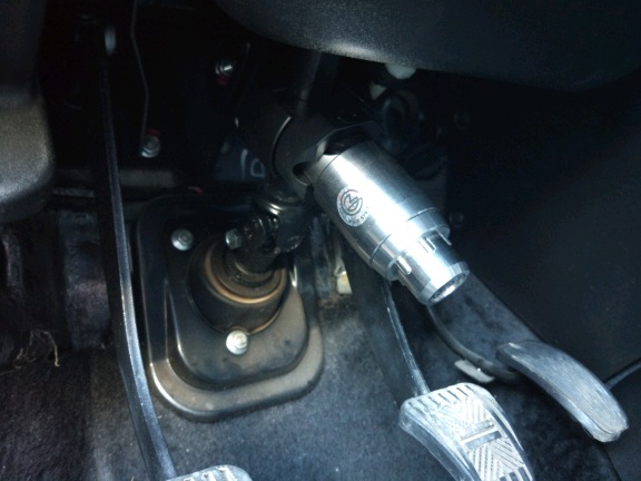 Блокиратор рулевого вала Перехват-Универсал установленный на рулевом валу Chevrolet Niva.