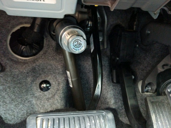 Блокиратор рулевого вала Перехват-Универсал установленный на рулевом валу Hyundai Santa Fe 2017.