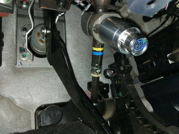 Блокиратор рулевого вала Перехват-Универсал установленный на рулевом валу Mitsubishi Lancer X.