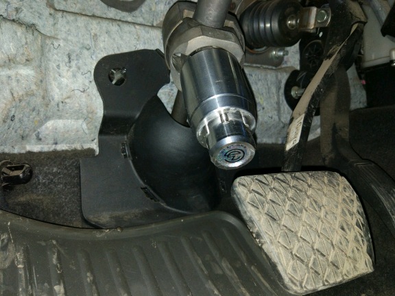 Блокиратор рулевого вала Перехват-Универсал установленный на рулевом валу Mazda 6.