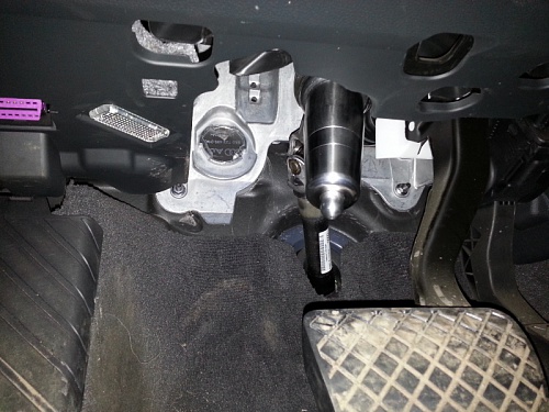 Блокиратор рулевого вала Заслон установленный на автомобиле Audi A4 2008-2015