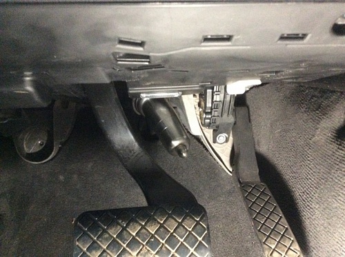 Блокиратор рулевого вала Заслон установленный на автомобиле Audi Q7 2005-2015