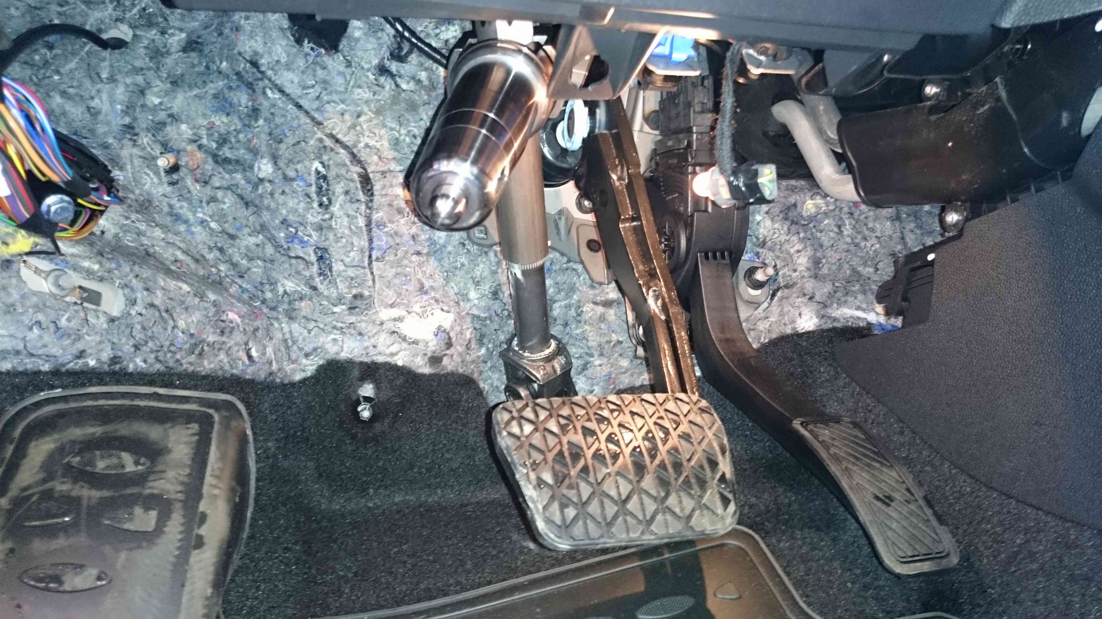 Блокиратор рулевого вала Заслон установленный на автомобиле Ford Fiesta 2015-