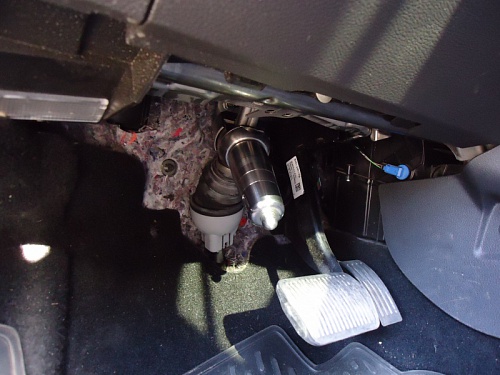 Блокиратор рулевого вала Заслон установленный на автомобиле Ford Focus II 2004-2011