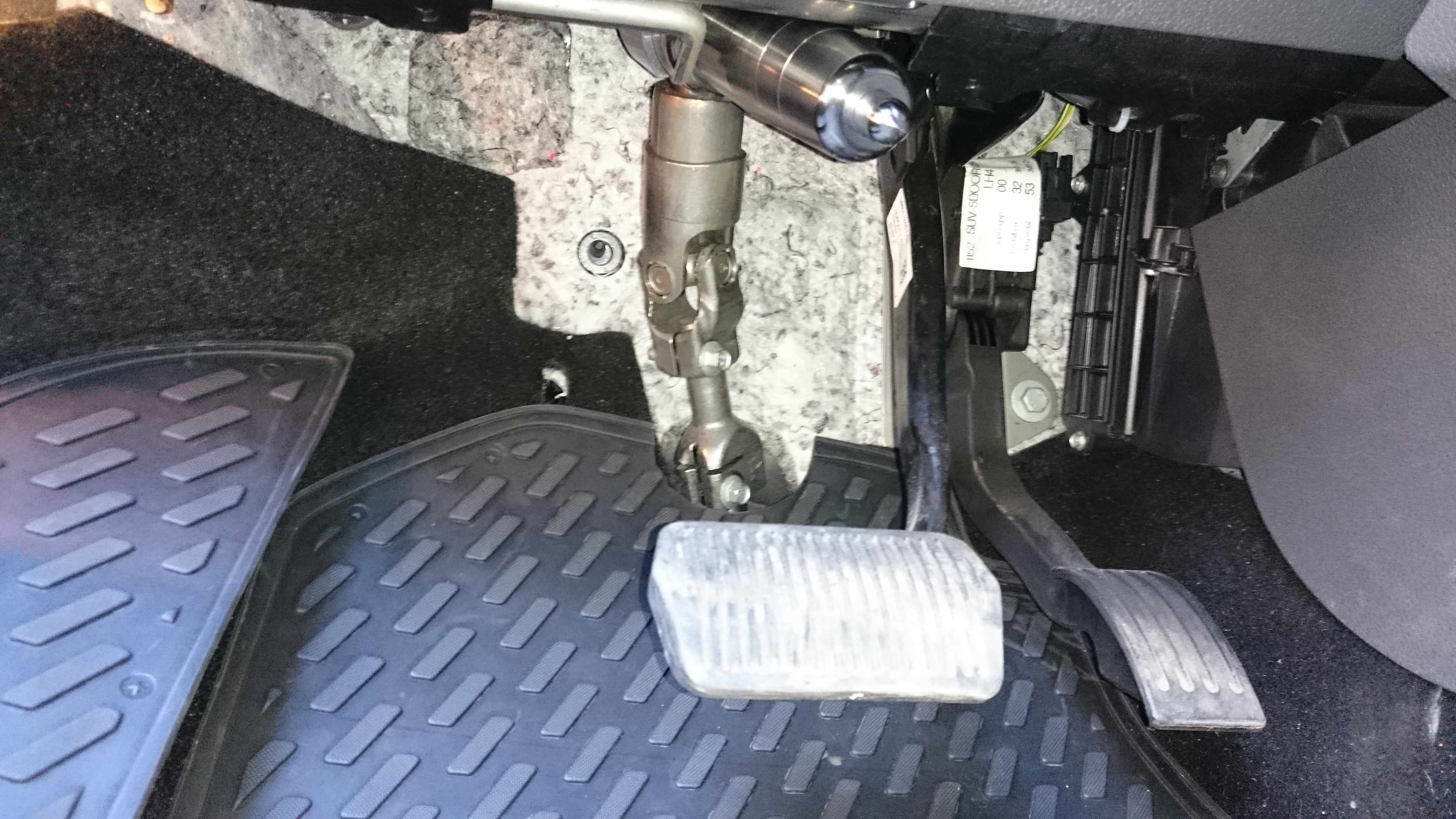 Блокиратор рулевого вала Заслон установленный на автомобиле Ford Kuga I 2008-2013
