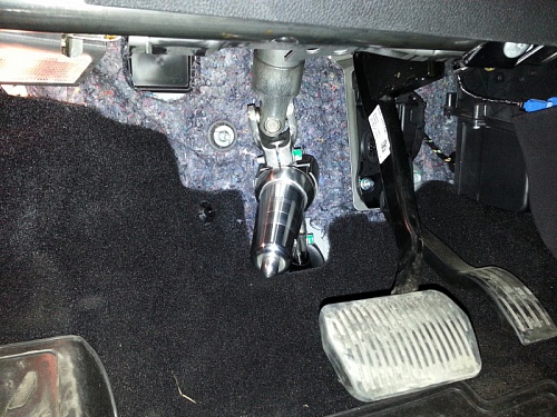 Блокиратор рулевого вала Заслон установленный на автомобиле Ford Kuga II MKPP 2013-