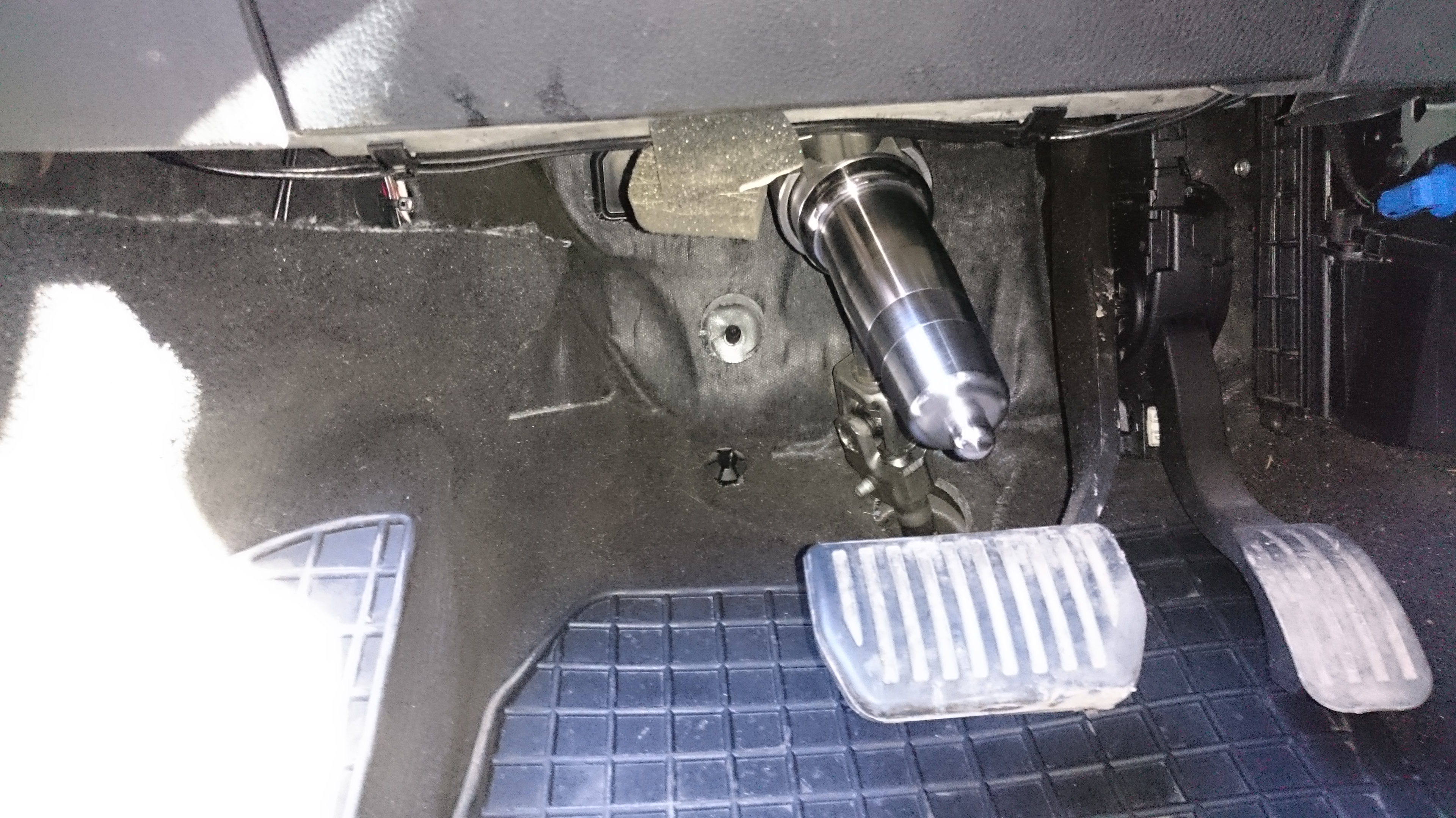 Блокиратор рулевого вала Заслон установленный на автомобиле Ford Mondeo 2014-