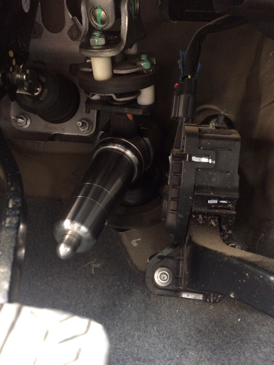 Блокиратор рулевого вала Заслон установленный на автомобиле Ford Ranger 2011-2015