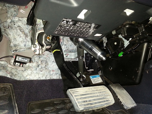 Блокиратор рулевого вала Заслон установленный на автомобиле Honda CR-V 2007-2012