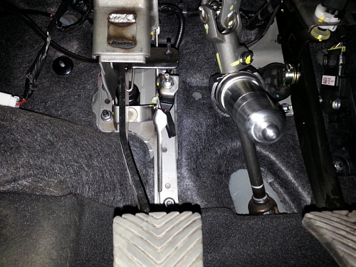 Блокиратор рулевого вала Заслон установленный на рулевом валу Hyundai Solaris.