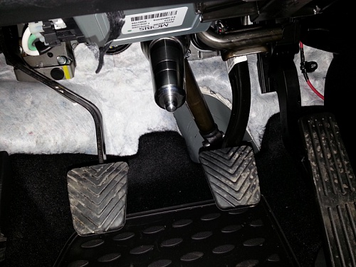 Блокиратор рулевого вала Заслон установленный на автомобиле Kia Ceed 2006-2012