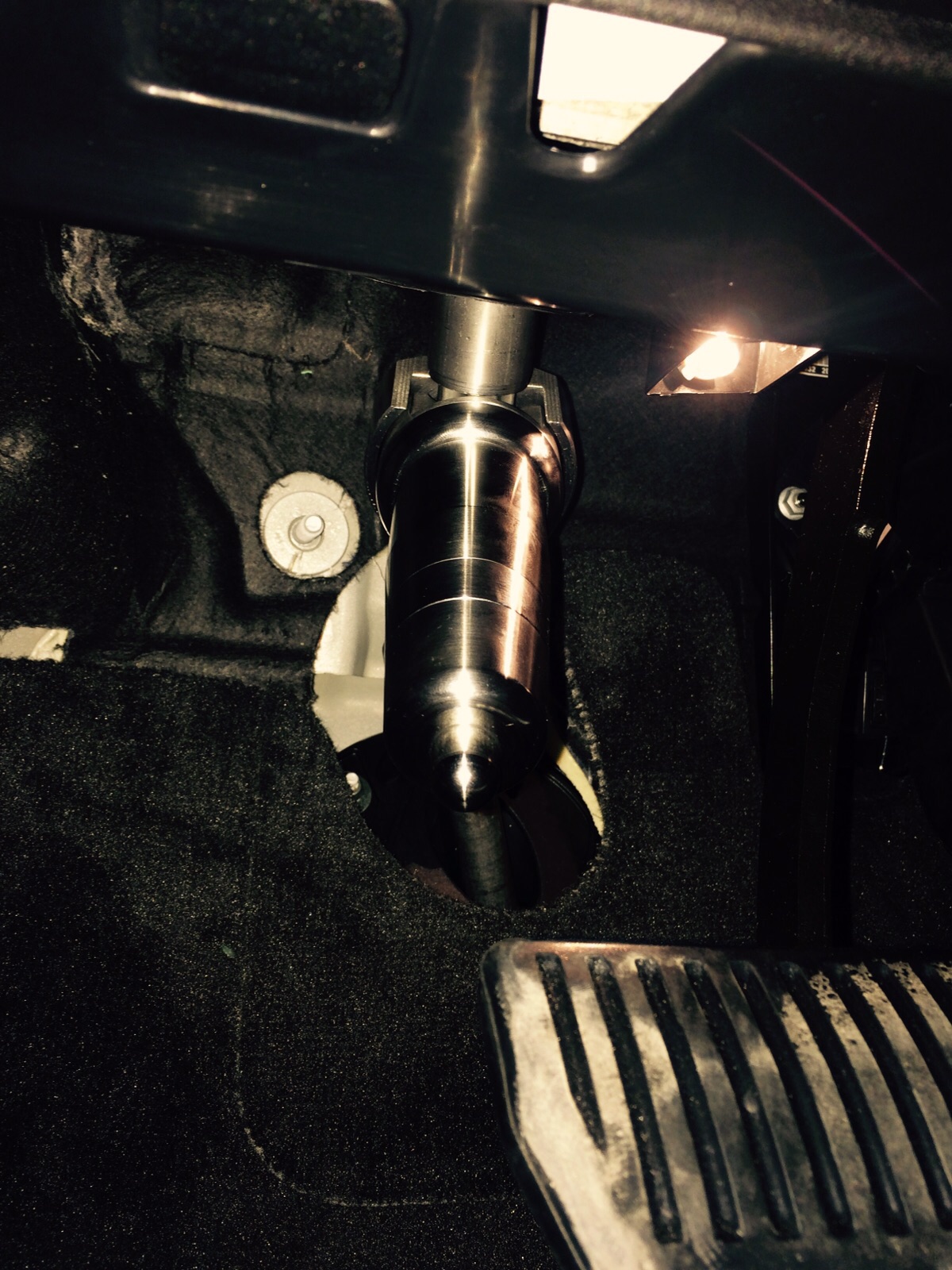 Блокиратор рулевого вала Заслон установленный на автомобиле Land Rover Discovery Sport 2014-