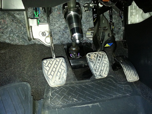 Блокиратор рулевого вала Заслон установленный на автомобиле Nissan X-Trail T30 2000-2007
