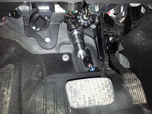 Блокиратор рулевого вала Заслон установленный на автомобиле Opel Astra GTC J 2011-2015