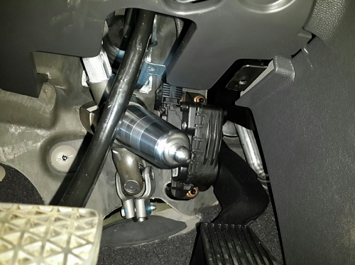 Блокиратор рулевого вала Заслон установленный на автомобиле Opel Zafira B 2006-2014