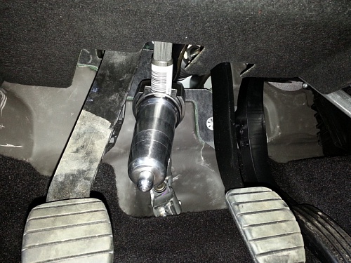 Блокиратор рулевого вала Заслон установленный на автомобиле Renault Sandero Stepway 2010-2014